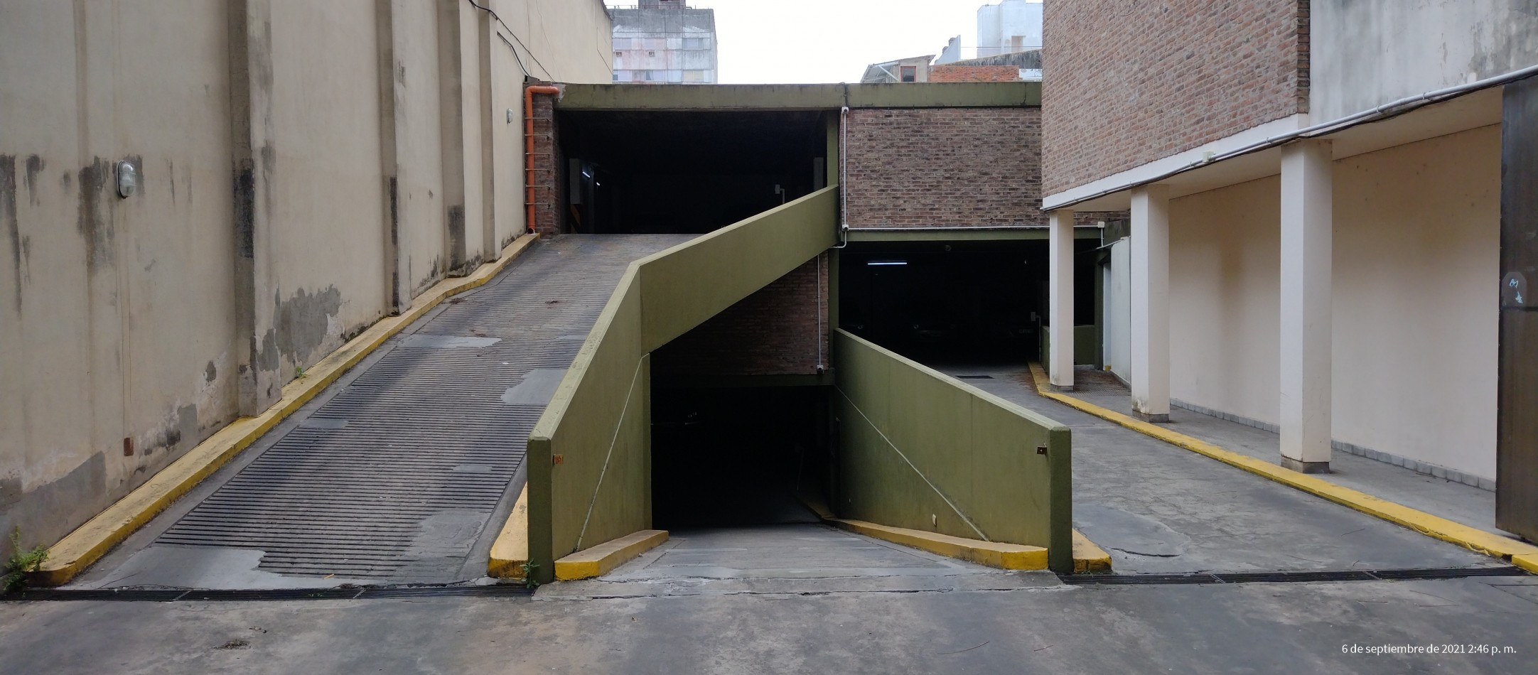 Departamento con cochera, excelente estado.