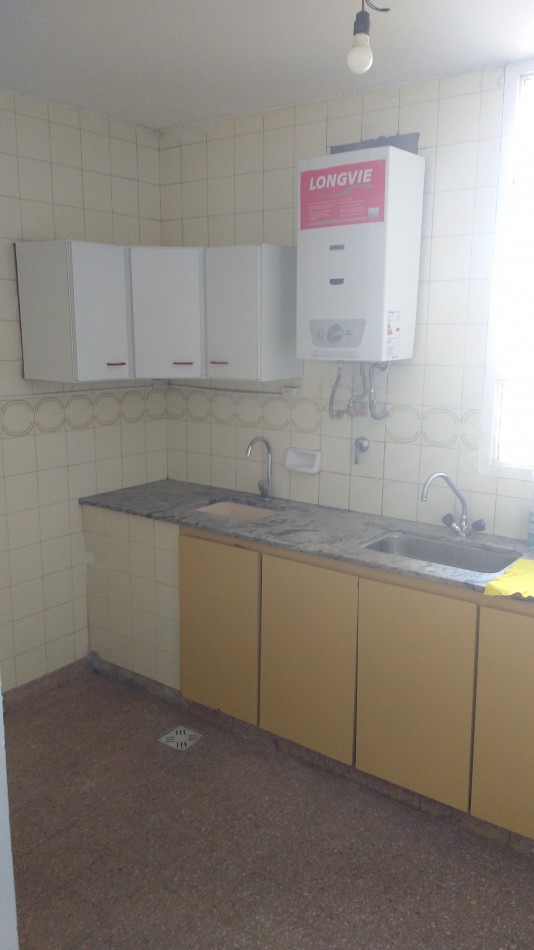 Departamento con cochera, excelente estado.