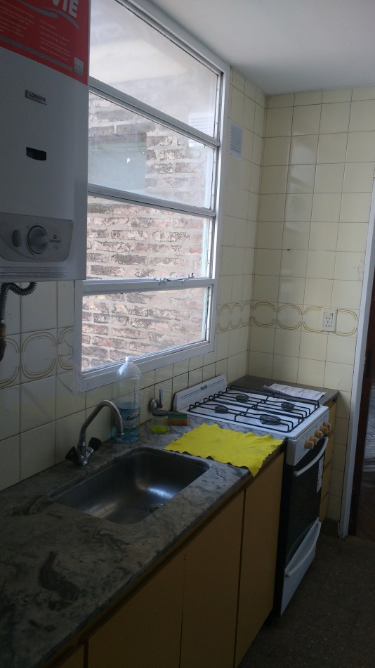 Departamento con cochera, excelente estado.