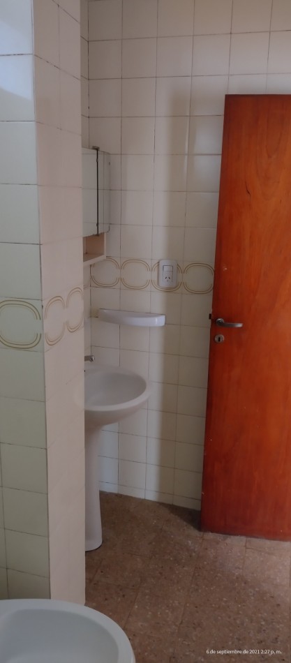 Departamento con cochera, excelente estado.