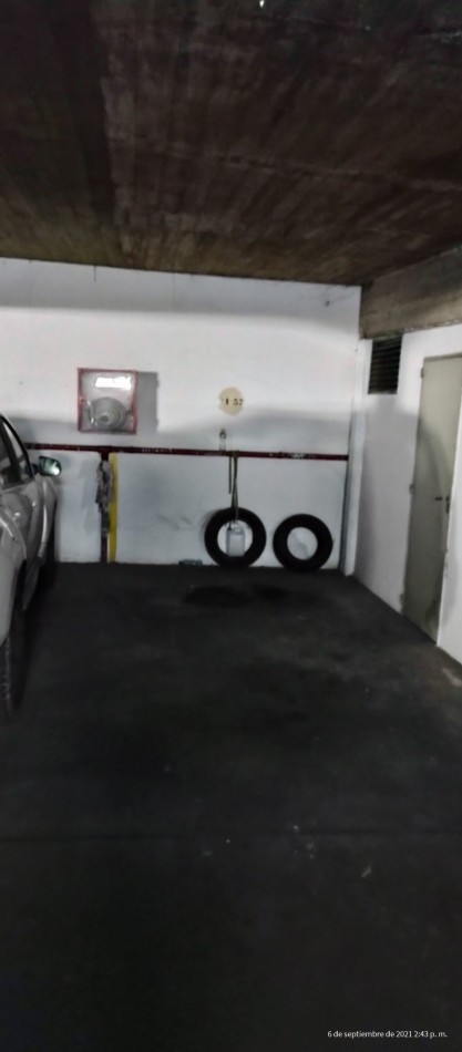 Departamento con cochera, excelente estado.