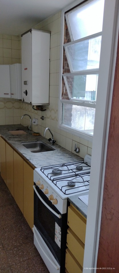 Departamento con cochera, excelente estado.