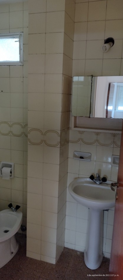 Departamento con cochera, excelente estado.