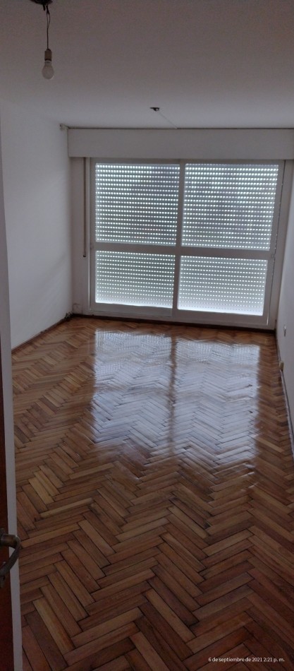 Departamento con cochera, excelente estado.