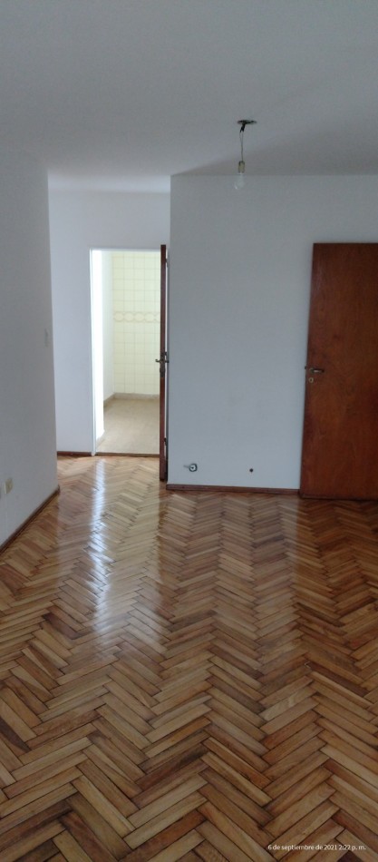 Departamento con cochera, excelente estado.