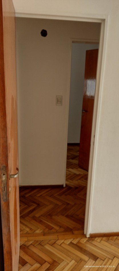 Departamento con cochera, excelente estado.