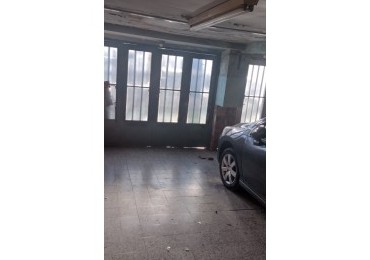 Casa a reciclar con garage, jardin y pileta